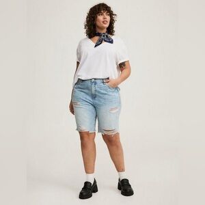 Torrid Shorts Boyfriend Bermuda Light Wash Distressed Denim Size 22